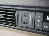 ◆USB接続端子◆スマホやiPodなどを接続して、いつもの音楽を車内でもお楽しみいただけます♪