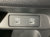 後部座席の方も使用しやすいよう、運転席と助手席の間に充電用USBジャックを2個装備!iPhoneはもちろん少しアンペアが高めのiPadも充電することが出来ます♪