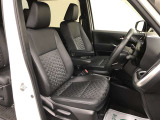 【快適温熱シート(運転席・助手席)】長時間座っていると負担のかかりやすい肩や腰、冷えやすい脚部に心地よいぬくもりを伝えます。冬季だけでなく冷房中に使用したりと、オールシーズン使えます!