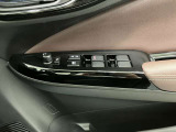 【運転席ドアスイッチ回り】パワーウィンドー[ロック機構]・電動格納式リモコンドアミラースイッチがまとまっているので操作しやすいです。