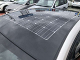 ルーフにはソーラーパネルが付いています。発電した電力を主に駐車中に駆動用電池へ充電します。