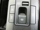 電動パーキングブレーキを搭載。スイッチ操作でパーキングブレーキを作動・解除することができるので操作の力が不要です。