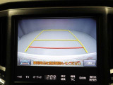 バックモニター装着車は後退時の強い味方です♪車庫入れや縦列駐車の際、後退操作の参考になるガイドラインをナビ画面に表示します。