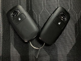 スマートキー機能を有しています!ドアロックの開閉やエンジン始動時にキーをポケットやカバンなどに携帯していればキーを挿さなくてもそのまま手ぶらで可能です!!