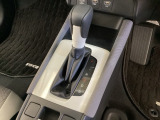 「e:HEV」搭載車です。日常シーンのほとんどをモーターで走行し、高速クルージングなどモーターよりもエンジンの方が効率が良い領域はエンジンで走行、あらゆる領域で優れた燃費走行を実現します。