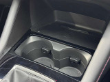 使いやすい位置に配置されたカップホルダーと小物用トレー。スマートフォンの置き場所としても便利で、前席周りの整理整頓に役立ちます。