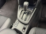 【電動パーキングブレーキ】条件を満たした場合に従来のパーキングボタンやレバーを引かなくてもパーキングに自動的に入り、発進状態の条件を満たした場合には自動でパーキングブレーキが解除されます