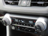 デュアルオートエアコン搭載☆運転席と助手席でエアコンが独立しているのでドライバーも同乗者もより快適にドライブができます♪