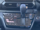 オートエアコンで快適ドライブ。操作はタッチパネルで行います。