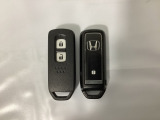 スマートキーを装備しています。鍵を差し込むことなくドアロックの開け閉めと、スタートボタン操作でのエンジンスタートができます。スペアキーも同じものを用意しております。