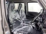 高いホールド性で運転姿勢が安定します。長距離ドライブでも疲れにくいのが魅力です。快適なドライビングライフをお送りください♪