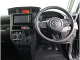 足元広々な運転席!視界も高く、フロントガラスも広いデザインで周囲を広々と見渡せます