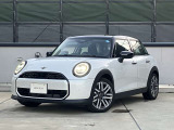 MINIのフロントグリルのデザインはイギリスで生まれた当初から、シルバーのサイドバーが折り重なった伝統的なデザインで御座います。その伝統はBMWのお車になってからでも少しずつ形を変えて守られております