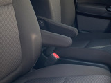 アームレストです!これがないと運転が落ち着かないという方もいらっしゃるのではないでしょうか?肘置きがあるだけでも比較的楽な姿勢で運転することが出来ますし腕の疲れを軽減できます。