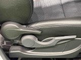 運転手の体格に合わせて,運転席の座面の高さ調整ができるシートリフターが付いてます