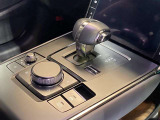 【オートブレーキホールド】停車中にブレーキペダルから足を放しても、ブレーキを自動的に制御して、車両の停車状態を保持する機能です。信号待ちなどの停車時に運転者の負担を軽減します。