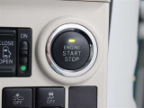 電子カードキーを携帯していれば、ブレーキを踏みながらエンジンスイッチを押すだけで、エンジンが始動します。