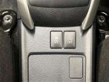 【アイドリングストップ機能】信号待ちなどで停車中にエンジンのアイドリングを自動的にストップ。無駄なガソリン消費を抑えてくれます!ブレーキペダルから足を離すだけで素早くエンジンを再始動してくれます。
