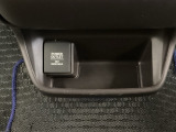 アクセサリーソケットはUSBのアダプターなどをつければ、スマホの充電にも使えます。周辺には物が置けるボックスがついています。