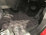 内装工程では、中古車を気持ちよくお乗りいただけるよう清掃しております。シートの洗浄はもちろん、ニオイの元となるフロアカーペットまで洗浄・消臭を実施。