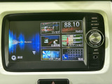 ナビゲーションやラジオ、ワンセグ、交通情報、USB・iPod、電話などのメニューを一覧で確認でき、目的に合わせて使い分けられる便利な装備です。画面表示とボタン操作で各機能へアクセスできます。