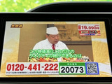 テレビ番組を映し出せる画面を備え、停車中の待ち時間や休憩中に映像を視聴できます。画面上で番組を確認しやすく、移動の合間に車内で過ごす時間を楽しみたい方に便利な装備です。