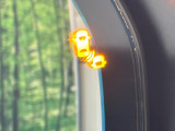 【ブラインドスポットインフォメーション】走行中、ドアミラーの死角になりやすい箇所に後続車が接近するとサイドミラー付近に警告を表示、ドライバーに注意喚起をしてくれます。