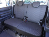 【後部座席】膝まわりや足元にゆとりのスペースを確保した後席。週末の遠出の際にも、ゆったりとした姿勢で快適に過ごせます。