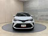 お車購入のポイントとなるフロントマスクです!シャープな目つきが印象的なデザインのヘッドランプです。