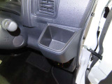運転席にカップホルダーを装備しております。