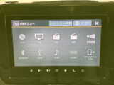 ディスクやテレビ、ラジオに加え、BluetoothやUSBなどの選択肢を一覧で確認できます。使いたい音源を画面から選びやすく、移動中の音楽や情報収集に便利です。