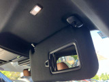 車内での簡単な身だしなみチェックにも使いやすいバニティミラーを装備しています。