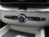 翼を広げた飛行機の姿をモチーフにしたスイッチパネルは、操作に必要なボタンやスイッチを減らすことで、整然として落ち着きのある、いかにもスウェーデンらしさを感じさせる空間としています。