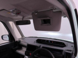サンバイザーにバニティーミラー付き。車の中でも身だしなみ確認。