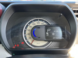 視認性の高いメーターデザイン。速度や燃料残量など、運転に必要な情報をひと目で確認できます。