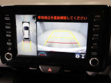 パノラミックビューモニターを装備。駐車場や交差点でクルマを真上から見るように周囲を確認できます。機能の詳細は販売店スタッフまでおたずねください。