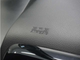 ◆助手席エアバッグ◆SRSエアバッグは、シートベルトだけでは防ぎきれない衝突時の衝撃から乗員を守るための安全装置。衝突時に瞬時に膨らみ、頭部や胸部がダッシュボードに直接衝突するのを防ぎます。