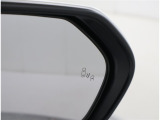 隣車線を走る車両をレーダーで検知し、ドアミラーでは確認しにくい後側方エリアに存在する車両に加え、急接近してくる車両も検知します。車両を検知するとドアミラーに搭載されたLEDインジケーターが点灯します。