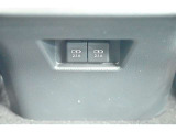 充電用USB端子付き。スマートフォンなどの充電に便利です。