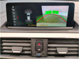 左右独立式のエアコンは約3度運転席側に傾いており、ドライバーの目線の移動も少なく横目で見えるように配置されております。スイッチ類も片手で届く位置に配置しており、ドライバーの負担を軽減できます。