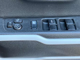 ドアミラーの角度は、備え付けのスイッチで調節可能です。手軽にワンタッチ操作OK!