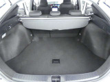 広く開口部の大きいラッゲージルームは、荷物の出し入れも楽です。トノカバーがあるのでプライバシーも守られますね。