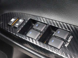 運転席からも操作可能な全席パワーウィンドウが装備されています。