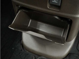 ◆センターロアボックス◆インパネ中央の下部には、ごみ箱としても使用する事ができるセンターロアボックスを装備しております。
