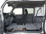 運転にかかわる様々な操作を安全に行えるように視点移動が少なく、操作性に配慮されたスイッチ類が凝縮されたコクピットです。