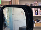 【ブラインドスポットアシスト】車線変更時に目視できない車を検知すると、検知した側のミラーに警告ライトが点灯。更にステアリングを制御し、アシストします。