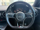 Audi史上においても特筆すべきテクノロジー、Audiバーチャルコックピット。Audi TT Coupeに初めて搭載されました。インストルメントクラスターの表示は、ドライバーにより切り替えることができます。