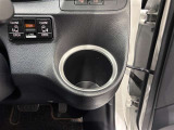 運転席ハンドル右横にはカップフォルダーが有り、運転中のドリンクも安全に楽しめます!