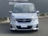 フロントガラスの上部には衝突軽減ブレーキの装置も付いており、より安全に運転を楽しんでいただくことができます。