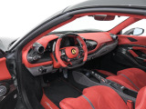 こちらは左ハンドルのお車でございます。内装色はRosso Ferrariを選択しております。